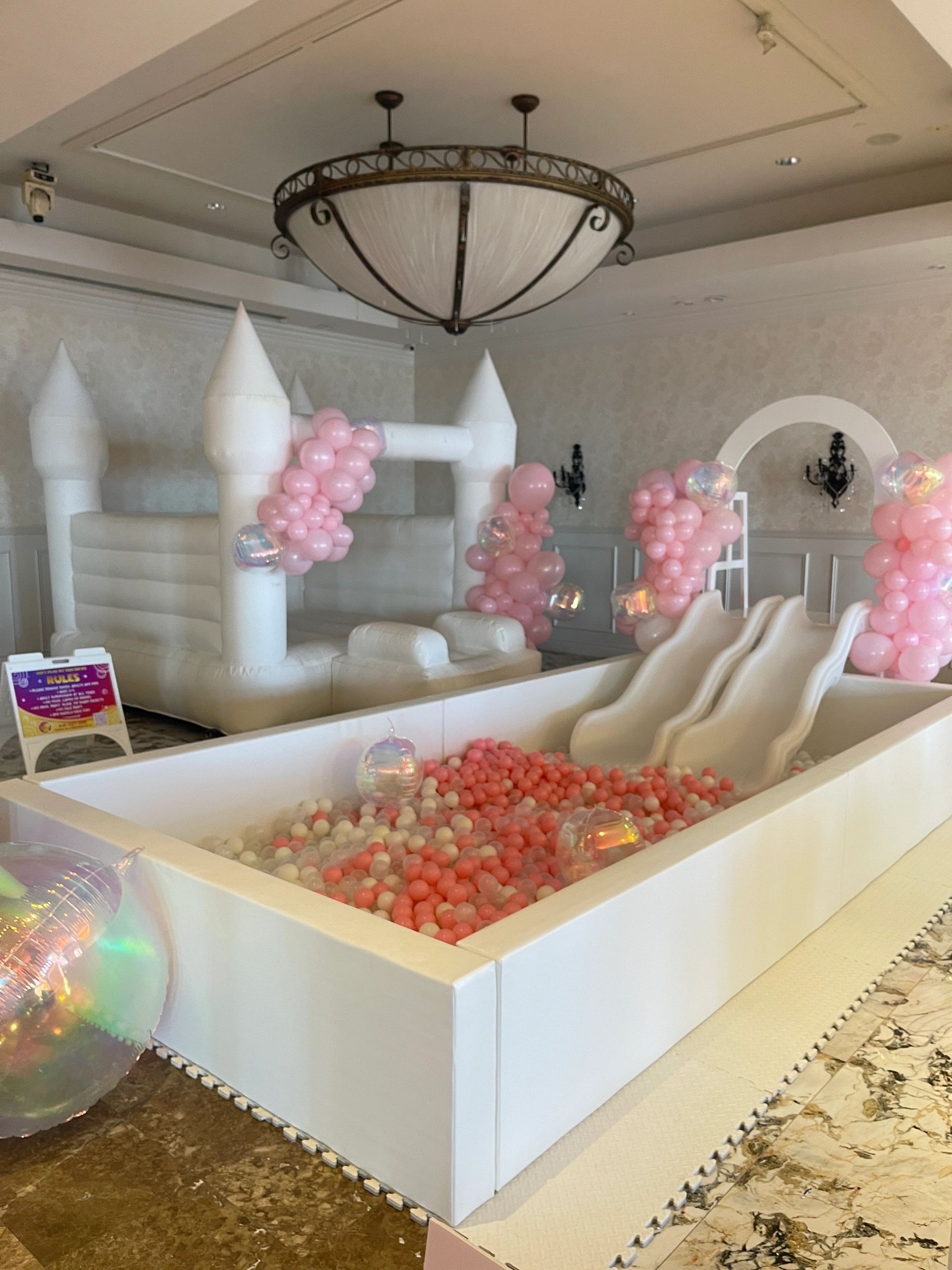 Extra large ball pit with double slide + Bouncy house